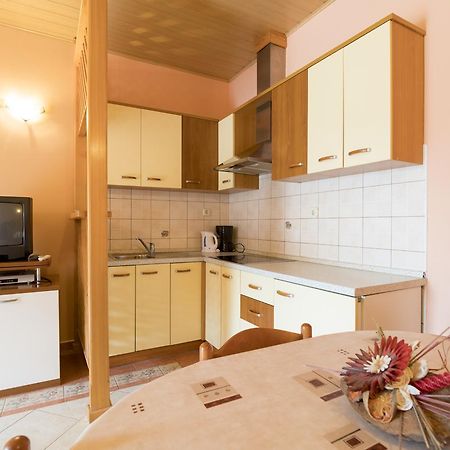 Apartments Kori Funtana Bagian luar foto
