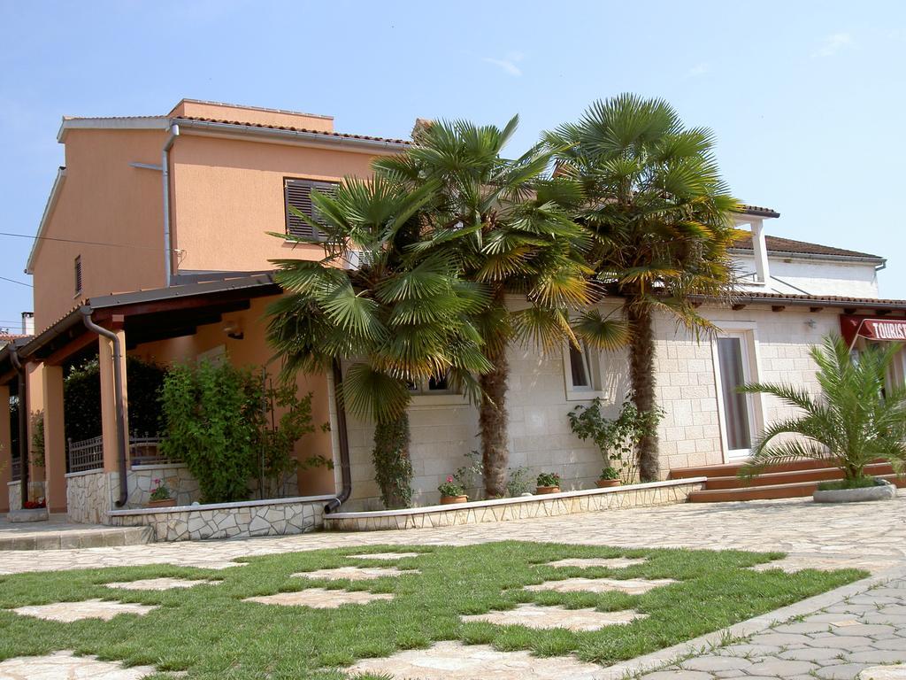 Apartments Kori Funtana Bagian luar foto