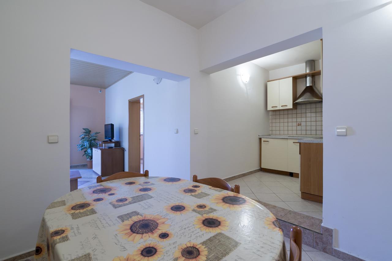 Apartments Kori Funtana Bagian luar foto