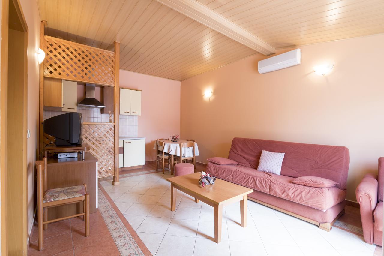 Apartments Kori Funtana Bagian luar foto